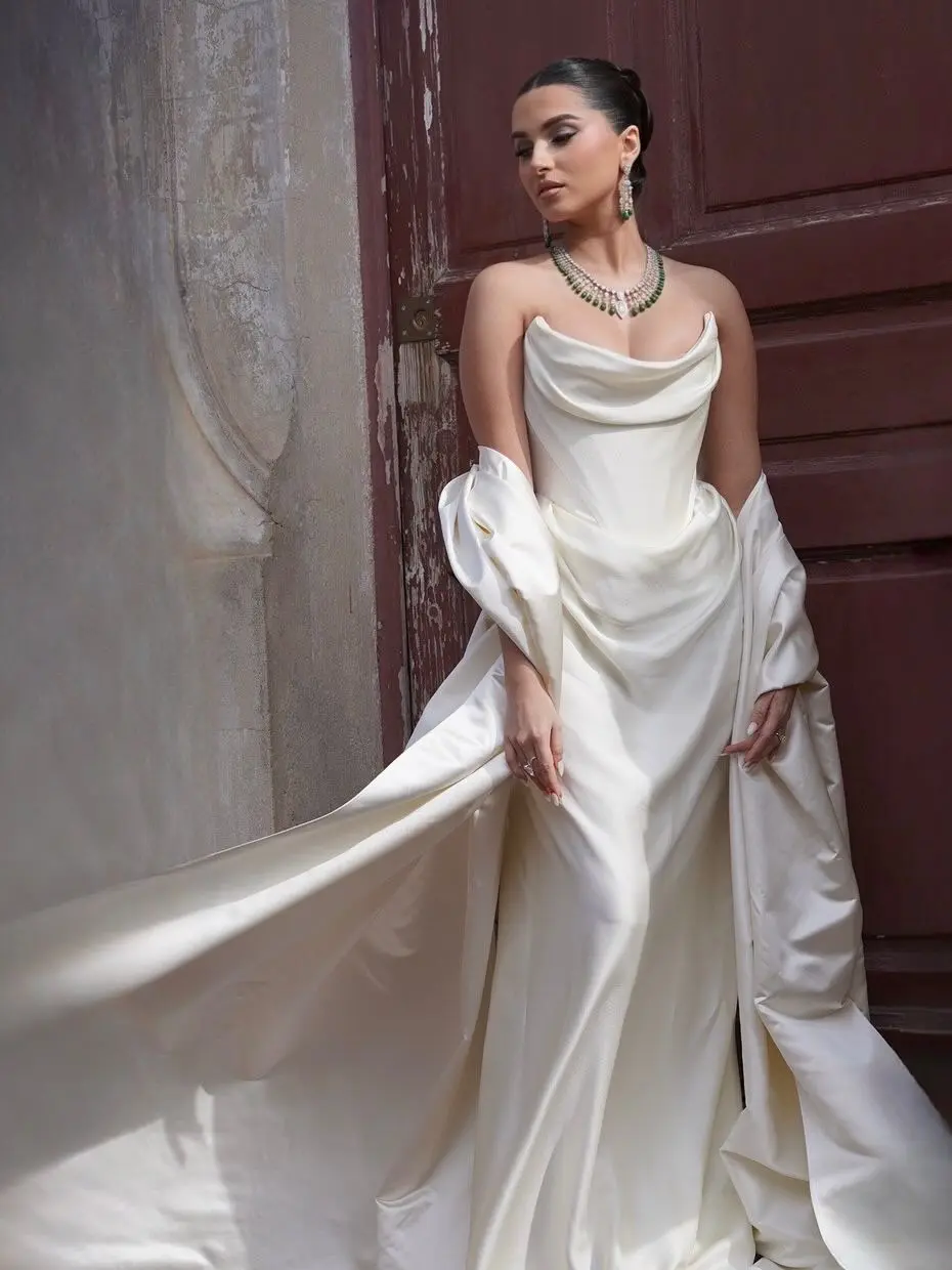সাদা গাউনে কানে মুগ্ধতা ছড়ালেন তারা