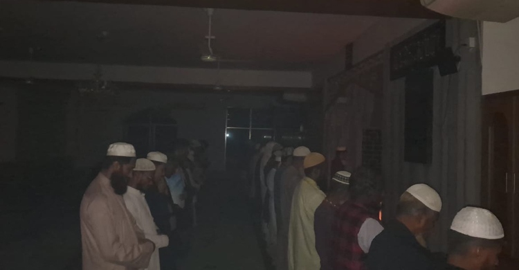 বিল বকেয়ায় মসজিদের বিদ্যুৎ সংযোগ বিচ্ছিন্ন, মোমবাতি জ্বালিয়ে তারাবি