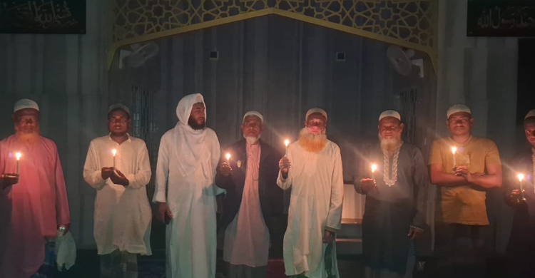 বিল বকেয়ায় মসজিদের বিদ্যুৎ সংযোগ বিচ্ছিন্ন, মোমবাতি জ্বালিয়ে তারাবি