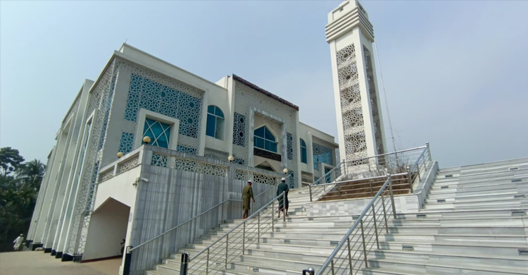 বিল বকেয়ায় মসজিদের বিদ্যুৎ সংযোগ বিচ্ছিন্ন, মোমবাতি জ্বালিয়ে তারাবি