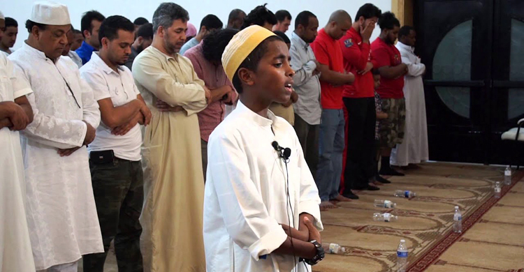 নাবালক শিশুর ইমামতিতে তারাবিহ পড়া যাবে কি?