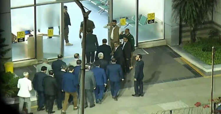 অবশেষে এভারকেয়ার হাসপাতালে মায়ের পাশে তারেক রহমান