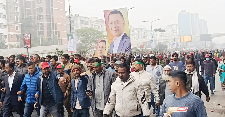 &lsquo;লিডার আসছে&rsquo; স্লোগানে মুখর ঢাকার রাজপথ