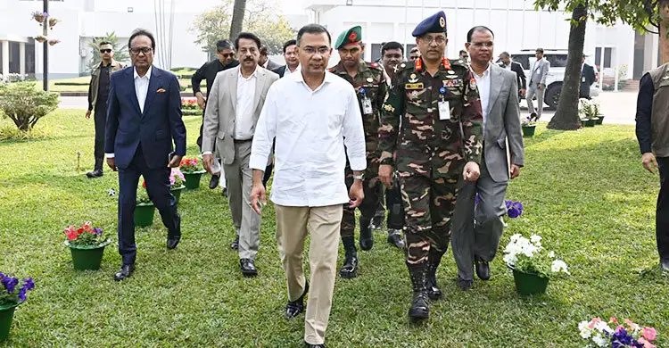 তেজগাঁওয়ের অফিসে প্রধানমন্ত্রী তারেক রহমান, ফুলের চারা রোপণ