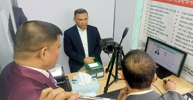 ইসিতে সব নিয়ম মেনে ভোটার হলেন তারেক রহমান