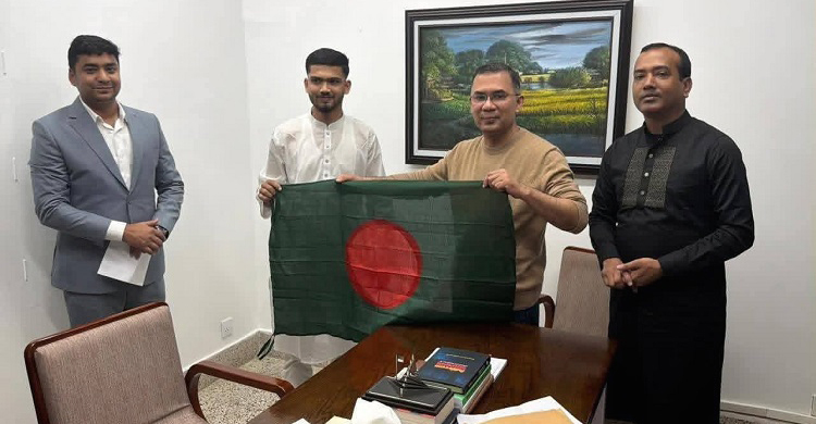 ঐতিহাসিক সেই পতাকা তারেক রহমানের হাতে তুলে দিলেন মুত্তাকিন