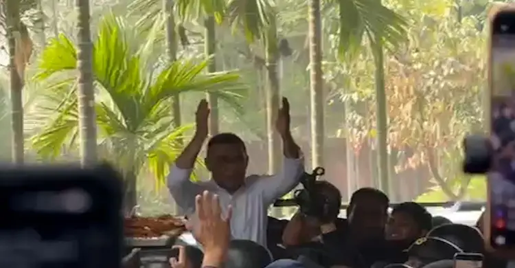 গাড়ি থেকে দু'হাত তুলে যা বললেন তারেক রহমান