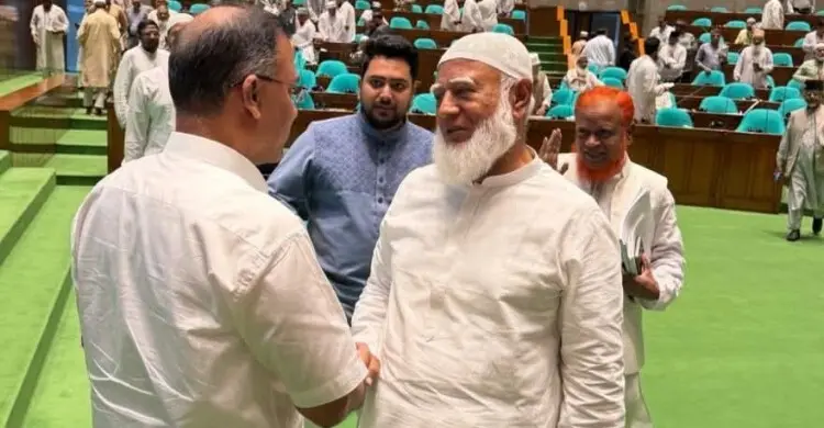 সংসদ কক্ষে প্রধানমন্ত্রী ও বিরোধী দলীয় নেতার কুশল বিনিময় 