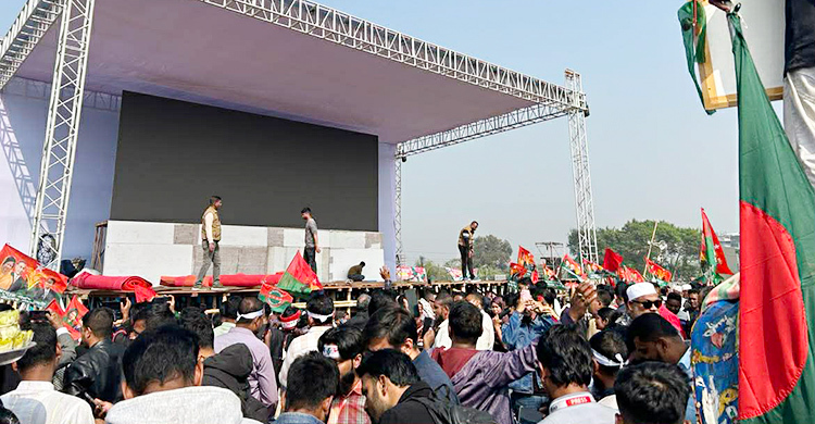 তারেক রহমানকে বরণে ৩০০ ফিটে প্রস্তুত মঞ্চ, শতশত নেতাকর্মীর ভিড়