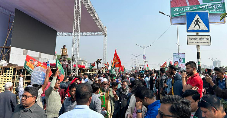 তারেক রহমানকে বরণে ৩০০ ফিটে প্রস্তুত মঞ্চ, শতশত নেতাকর্মীর ভিড়