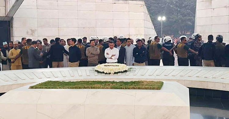 ১৯ বছর পর বাবার সমাধিস্থলে তারেক রহমান