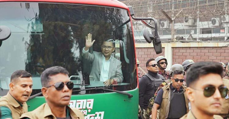 মাকে দেখতে এভারকেয়ারের পথে তারেক রহমান