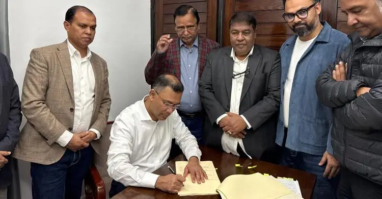 ঢাকা-১৭ ও বগুড়া-৬ আসনে তারেক রহমানের মনোনয়নপত্রে সই