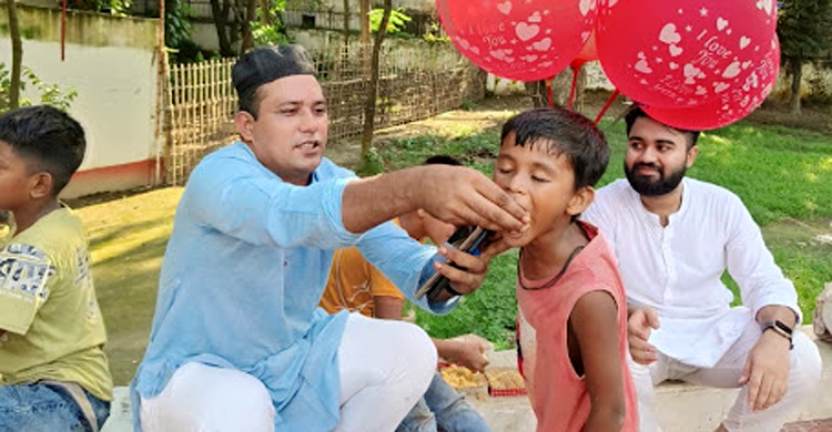 খালেদা জিয়ার জন্মদিনে পথশিশুদের খাবার বিতরণ করলেন ছাত্রদলের তারিক