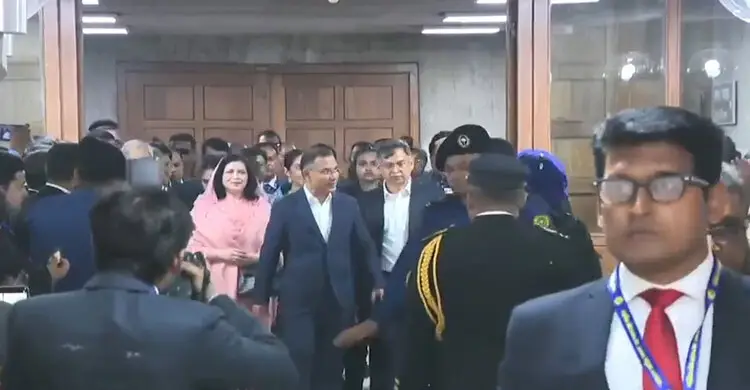 শপথ অনুষ্ঠানে প্রবেশ করছেন নবনির্বাচিত সংসদ সদস্যরা