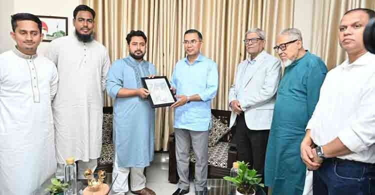 তারেক রহমানকে চব্বিশের শহীদের চিঠিসহ আরও যা উপহার দিলেন নাহিদ