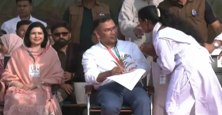 মঞ্চে উঠে তারেক রহমানকে ধানের শীষ প্রতীক দিলেন শিক্ষার্থী