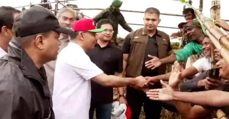 দর্শনার্থীদের সঙ্গে হাত মেলালেন প্রধানমন্ত্রী তারেক রহমান
