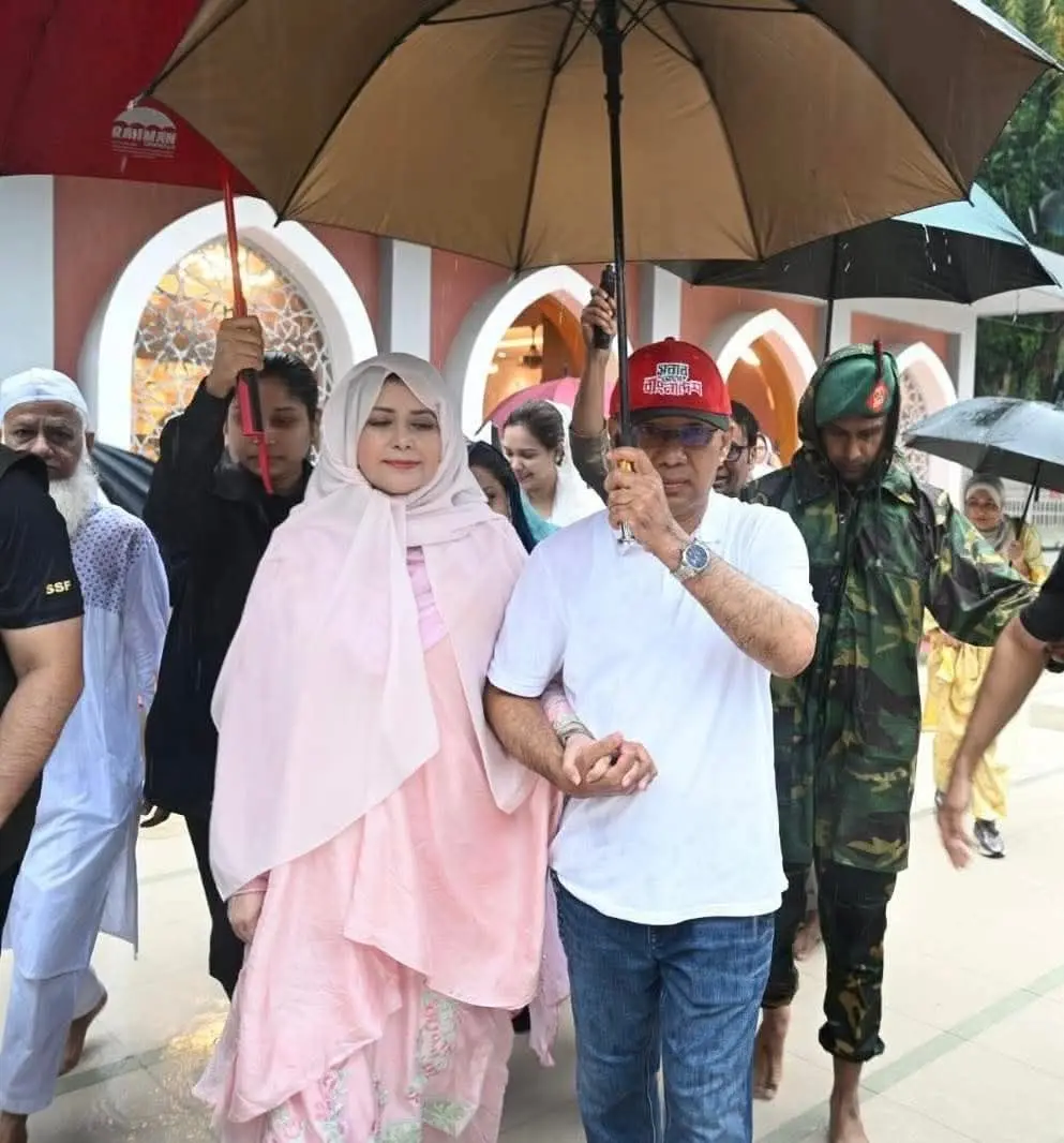 প্রধানমন্ত্রী তারেক রহমান বৃষ্টির মধ্যে তার স্ত্রীর মাথায় ছাতা ধরে রেখেছেন