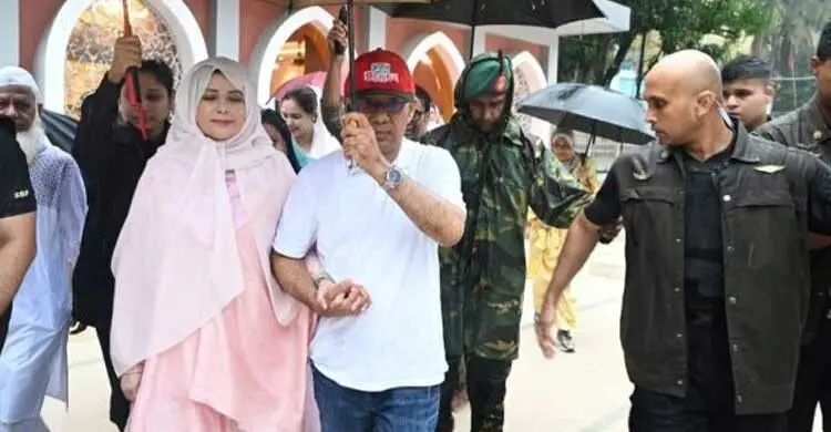 বৃষ্টিতে স্ত্রীর জন্য ছাতা ধরলেন প্রধানমন্ত্রী, ভাইরাল মুহূর্ত
