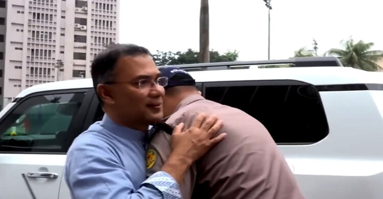 রাস্তায় পুলিশ সদস্যকে বুকে জড়িয়ে প্রধানমন্ত্রীর ঈদ আলিঙ্গন