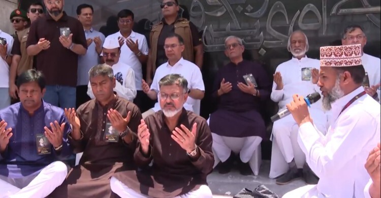 নেতাকর্মীদের নিয়ে জিয়ার সমাধিতে শ্রদ্ধা জানালেন তারেক রহমান