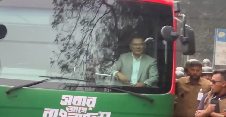 ধীরে এগোচ্ছে গাড়িবহর, হাত নেড়ে অভিবাদন তারেক রহমানের