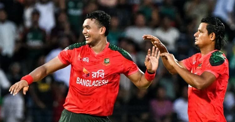 এশিয়া কাপে নিজের প্রথম ওভারেই উইকেট শিকার তাসকিনের