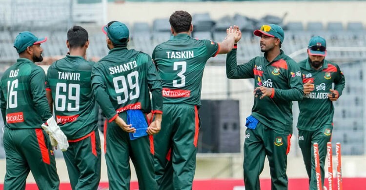 কনোলির ফিফটি, ৩ উইকেটে ১০০ পার অস্ট্রেলিয়ার