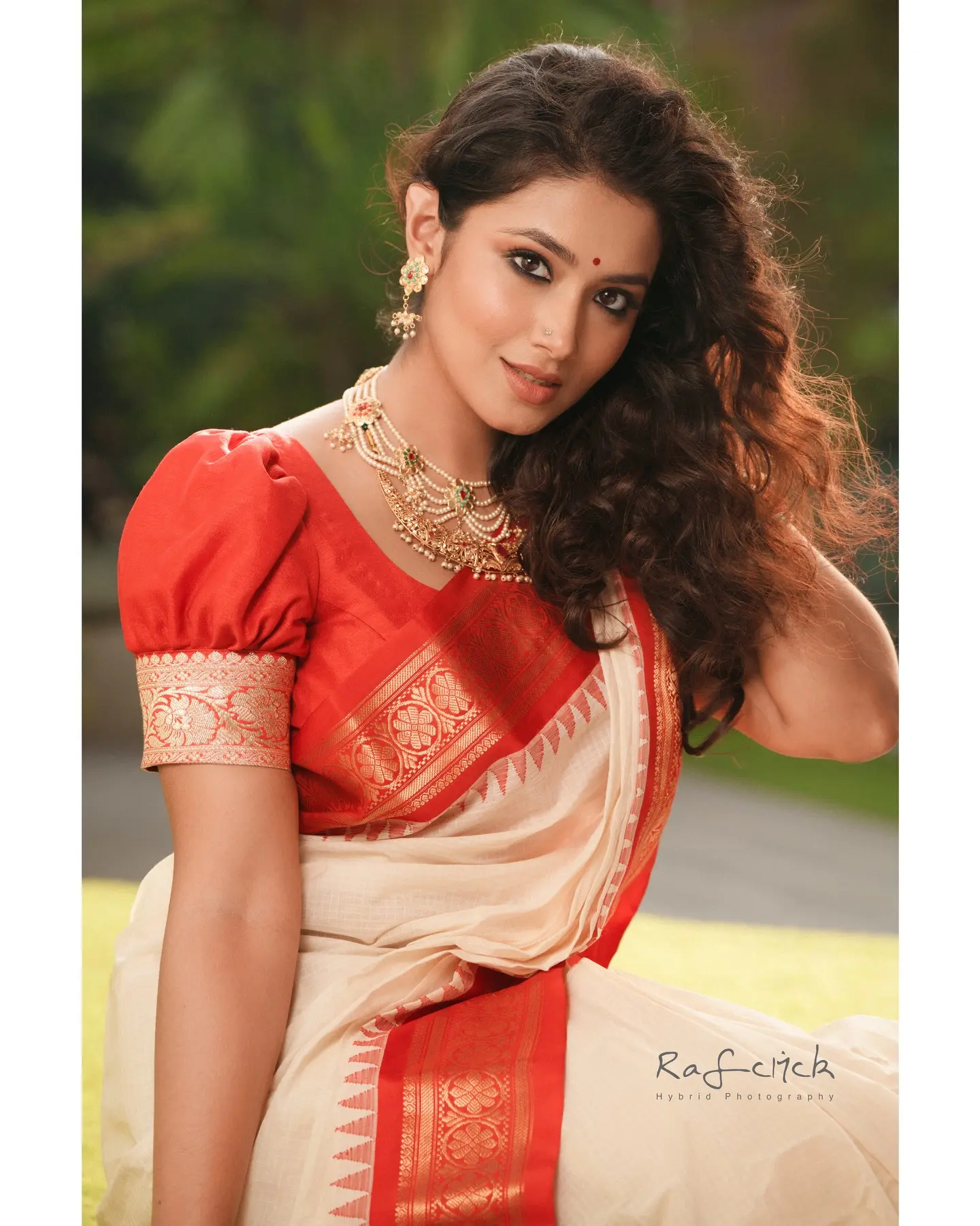 বৈশাখী লুকে নজরকাড়া ফারিণ