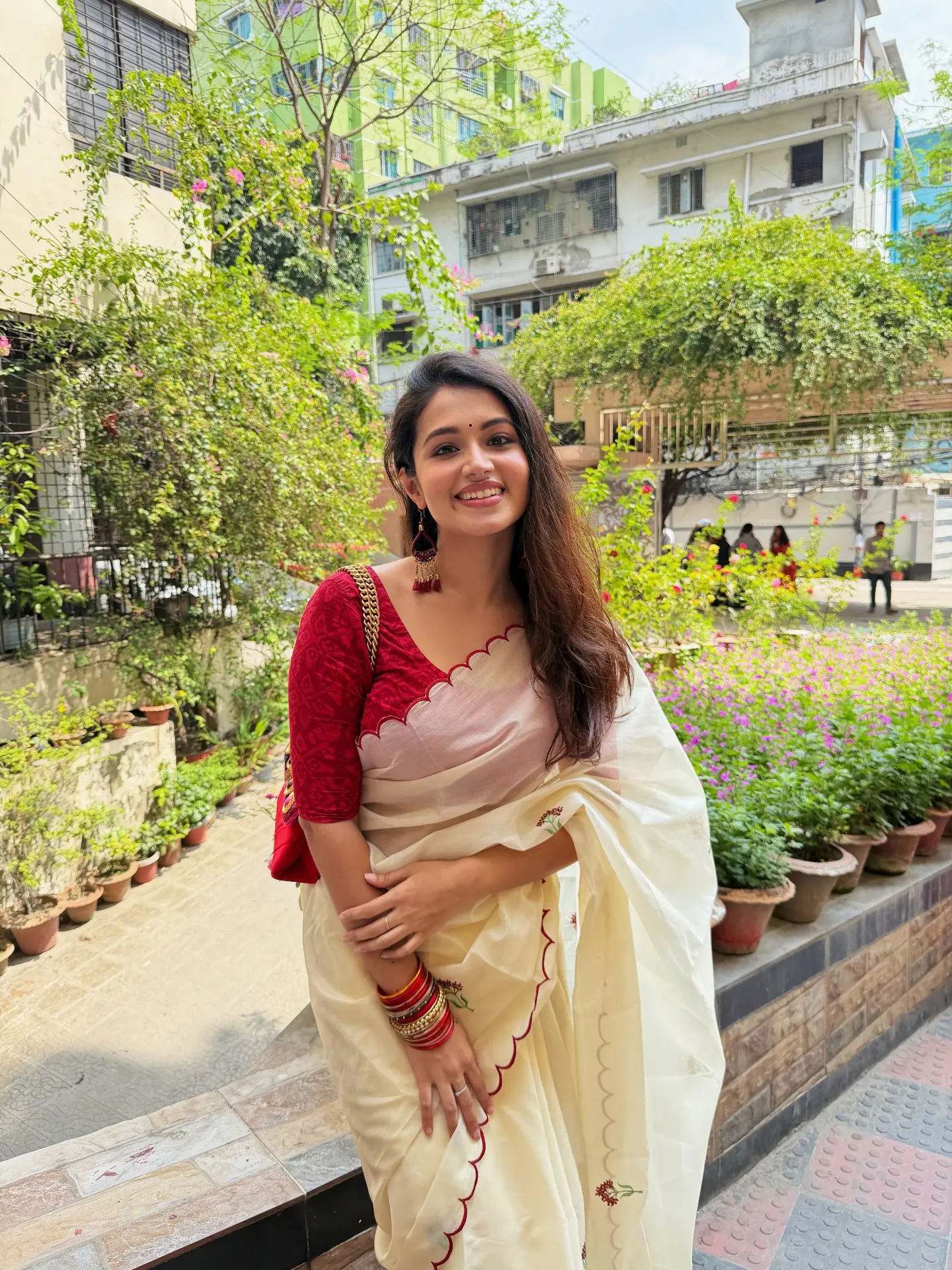 লাল-সাদা ছোঁয়ায় অনাড়ম্বর তাসনিয়া ফারিণ