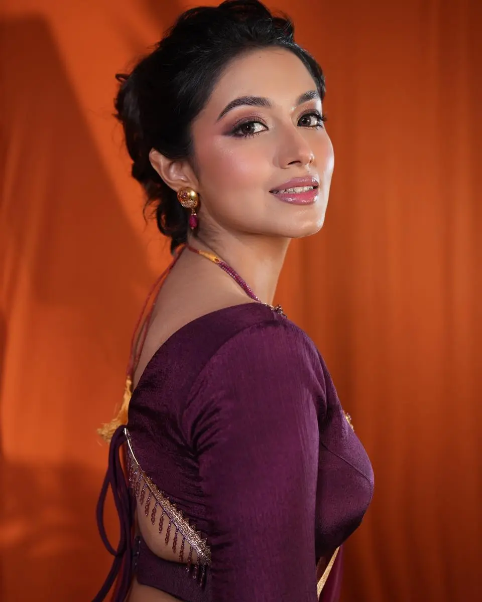 মেরুনের আভিজাত্যে মোহময় তাসনিয়া ফারিণ