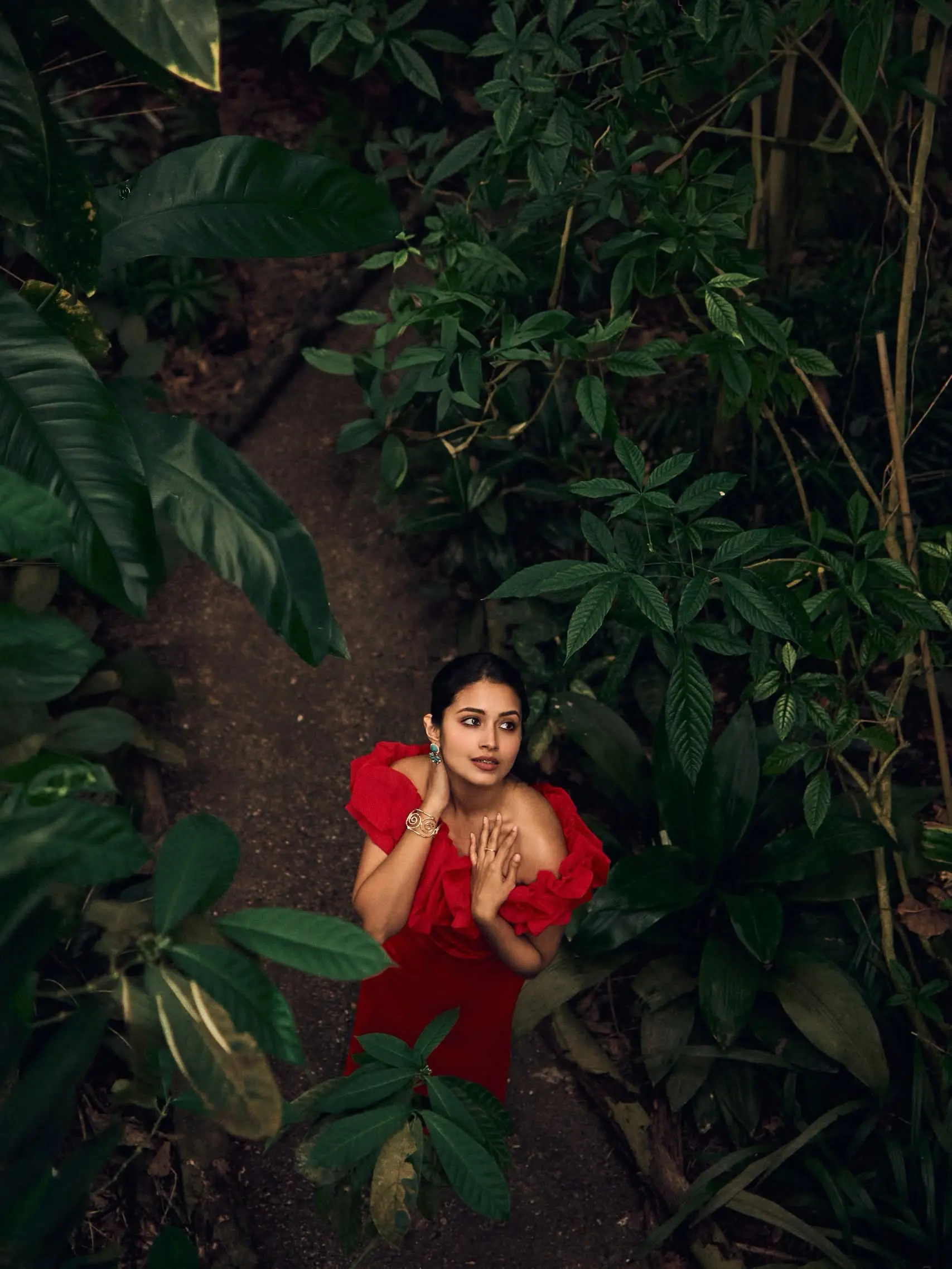 সবুজের ক্যানভাসে লাল রূপে মোহ ছড়ালেন ফারিণ