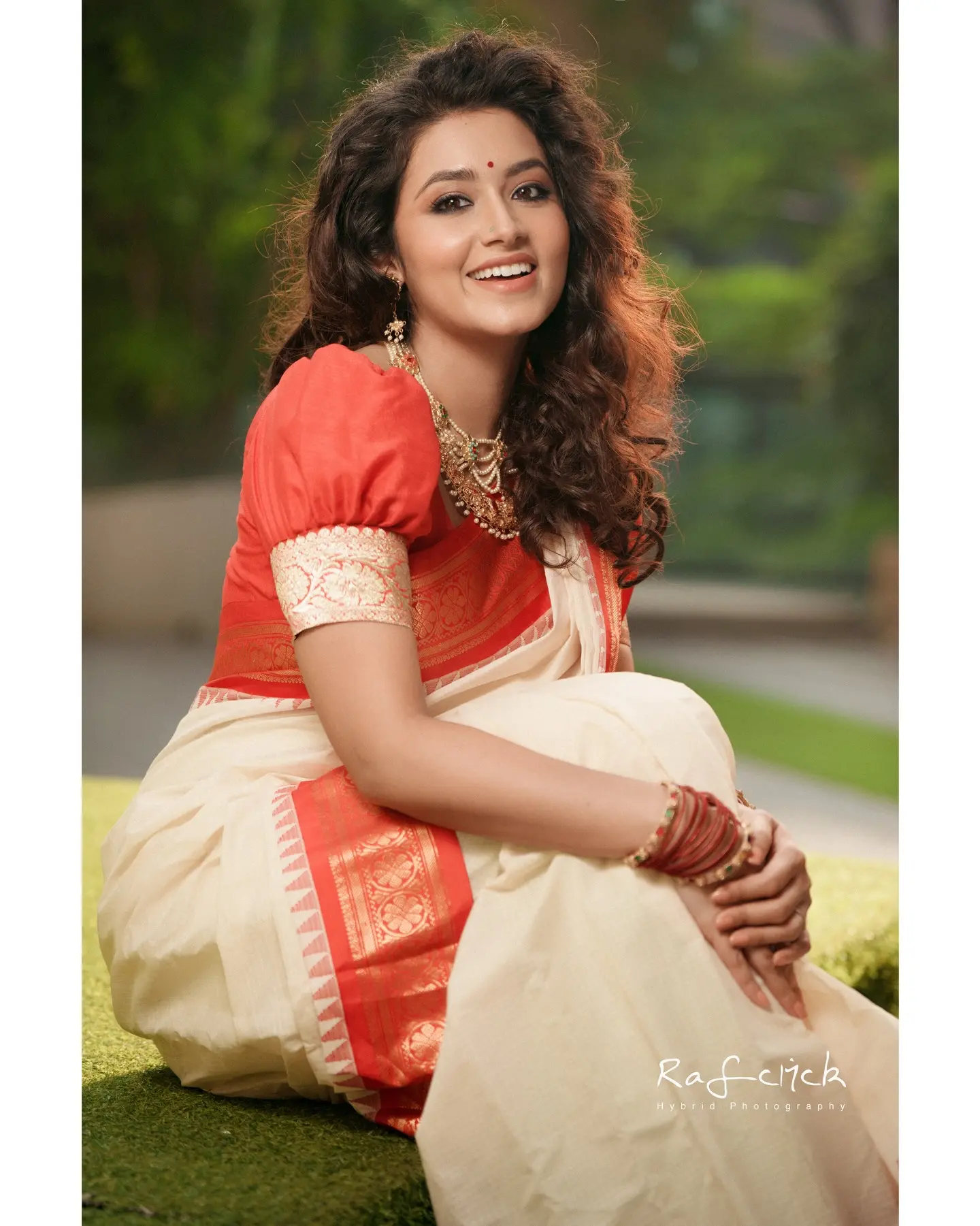 বৈশাখী লুকে নজরকাড়া ফারিণ