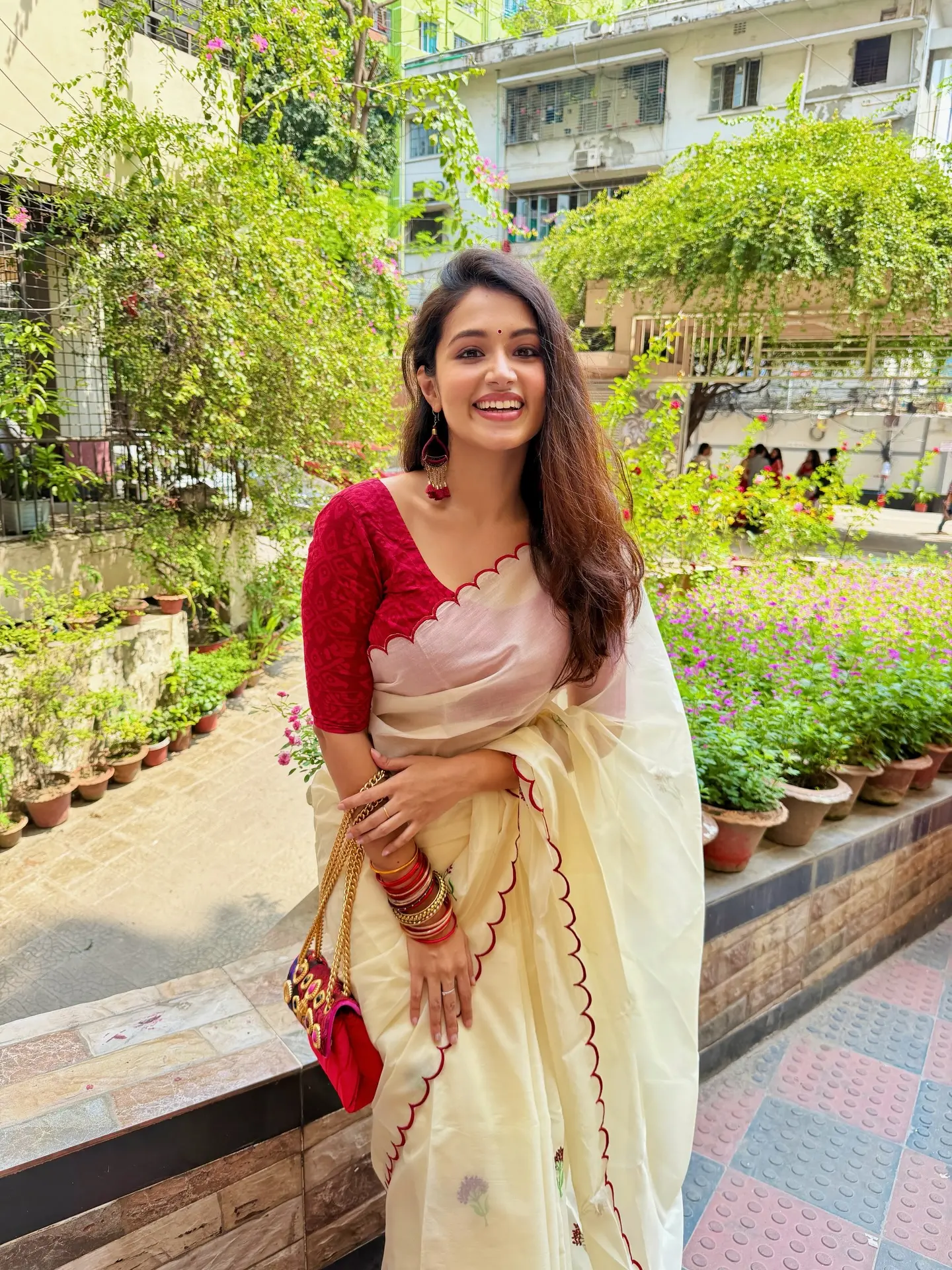 লাল-সাদা ছোঁয়ায় অনাড়ম্বর তাসনিয়া ফারিণ