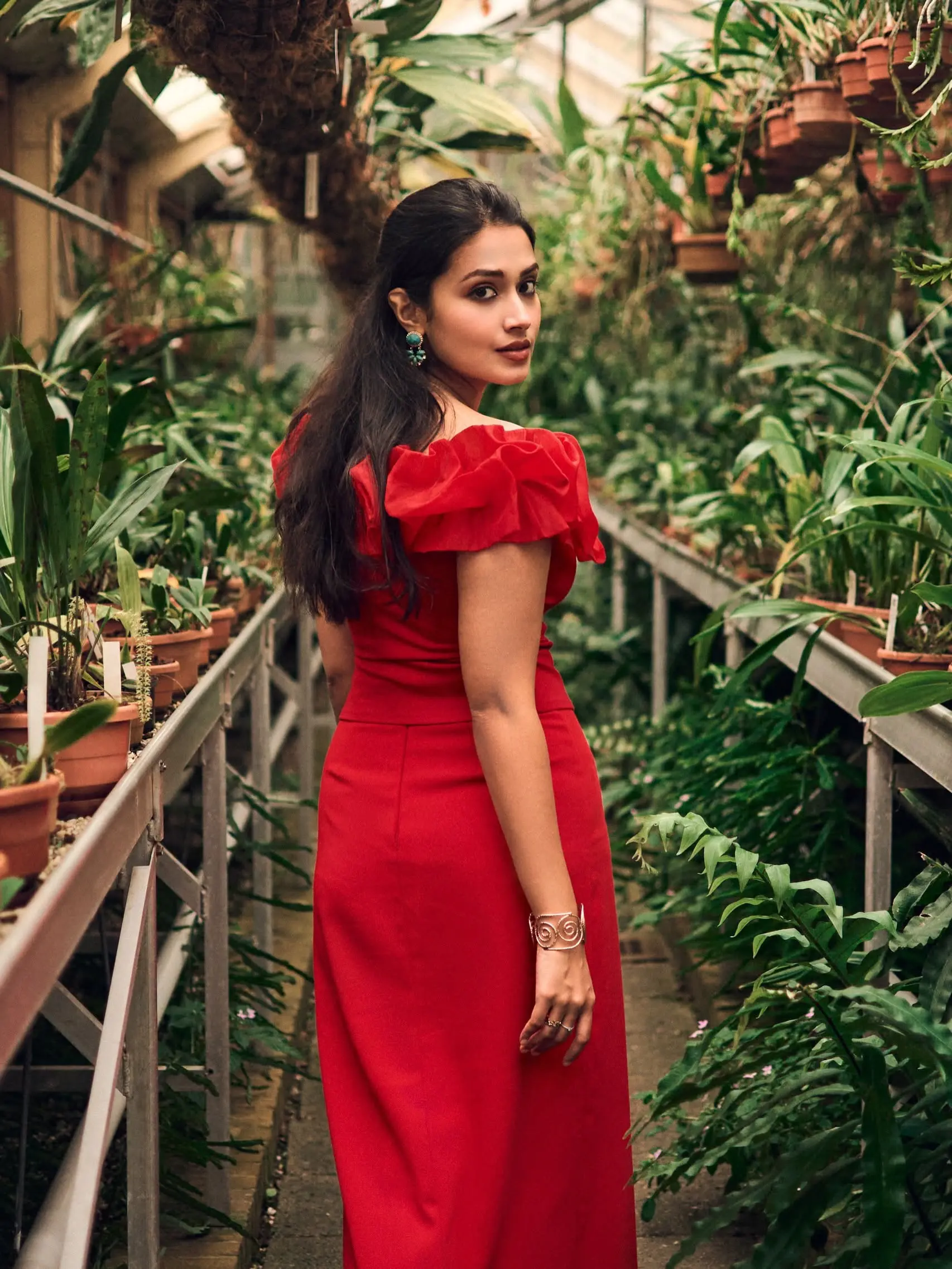 সবুজের ক্যানভাসে লাল রূপে মোহ ছড়ালেন ফারিণ