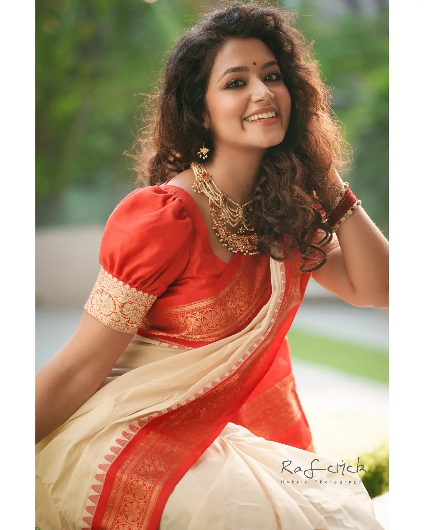 বৈশাখী লুকে নজরকাড়া ফারিণ