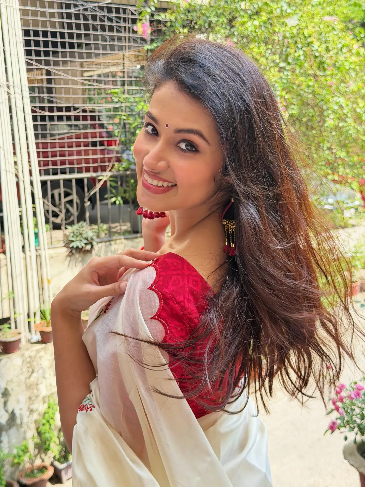 লাল-সাদা ছোঁয়ায় অনাড়ম্বর তাসনিয়া ফারিণ