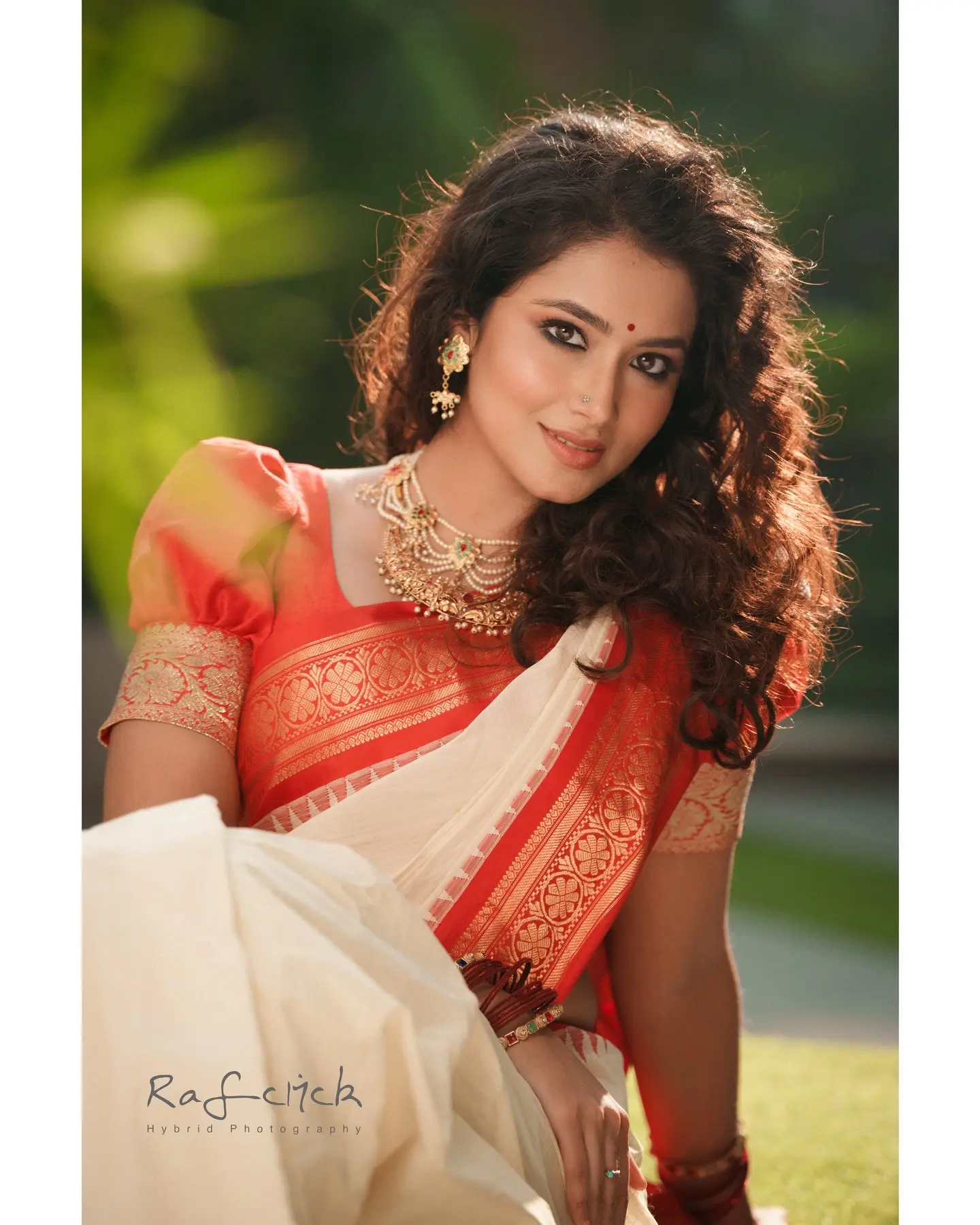 বৈশাখী লুকে নজরকাড়া ফারিণ