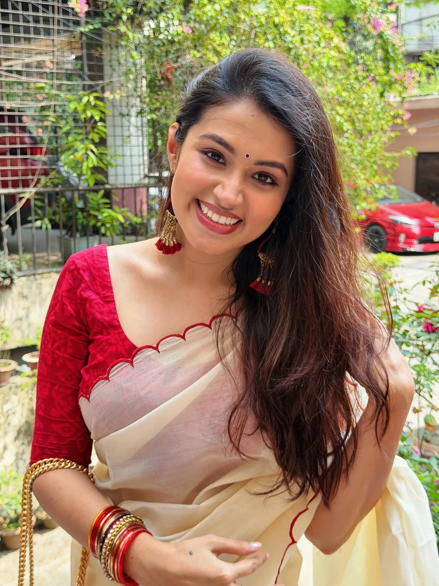 লাল-সাদা ছোঁয়ায় অনাড়ম্বর তাসনিয়া ফারিণ