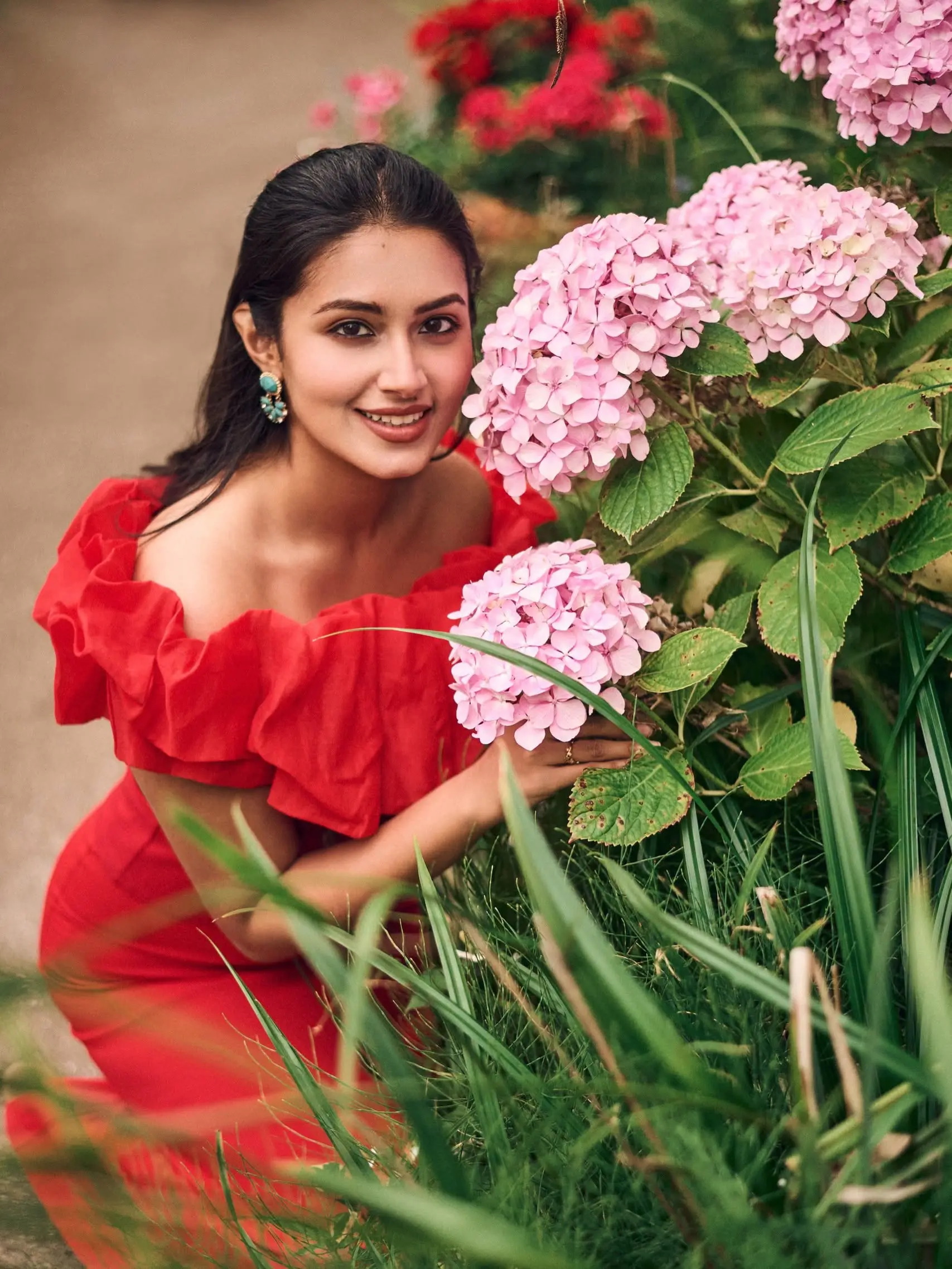 সবুজের ক্যানভাসে লাল রূপে মোহ ছড়ালেন ফারিণ