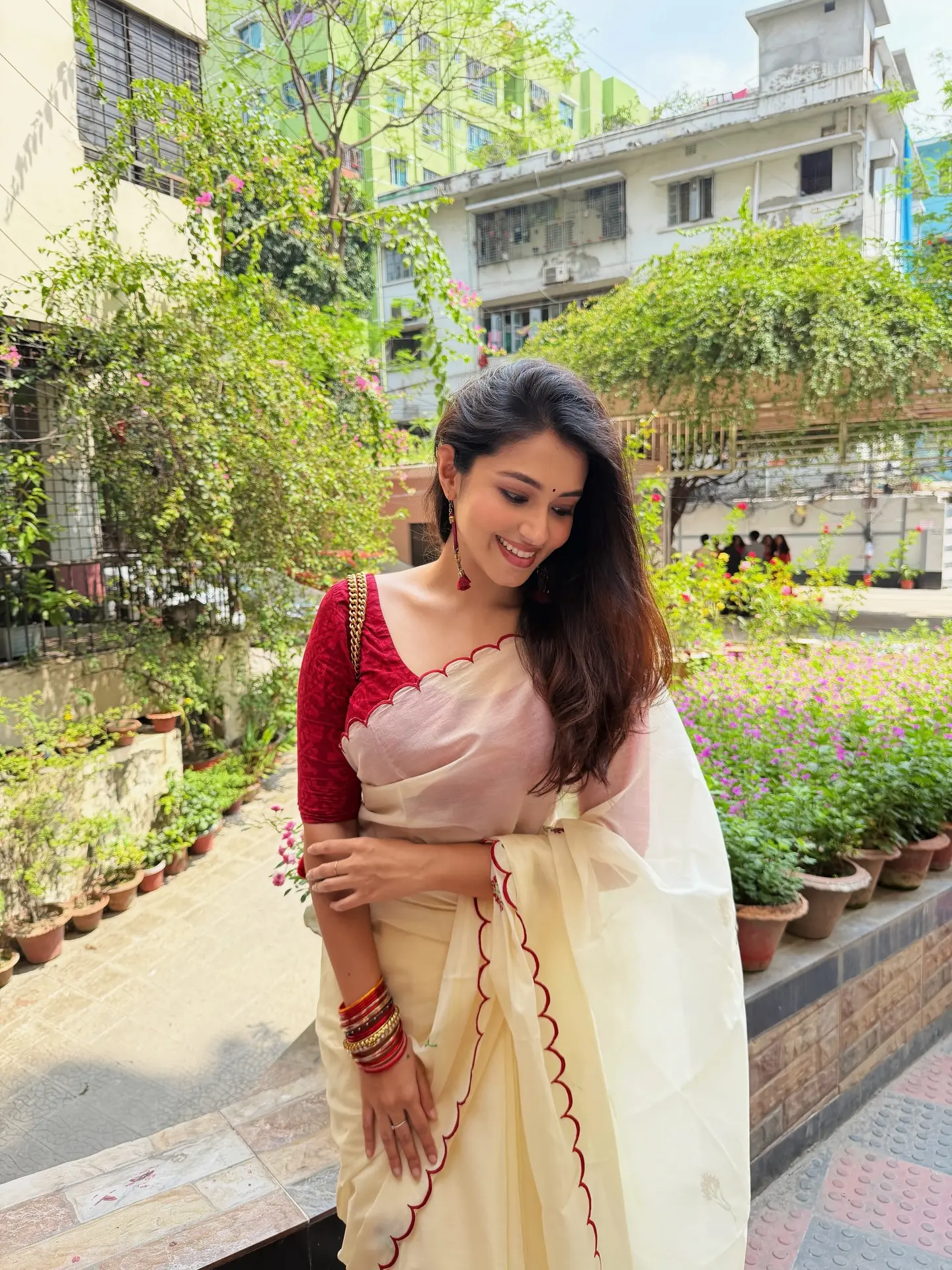 লাল-সাদা ছোঁয়ায় অনাড়ম্বর তাসনিয়া ফারিণ