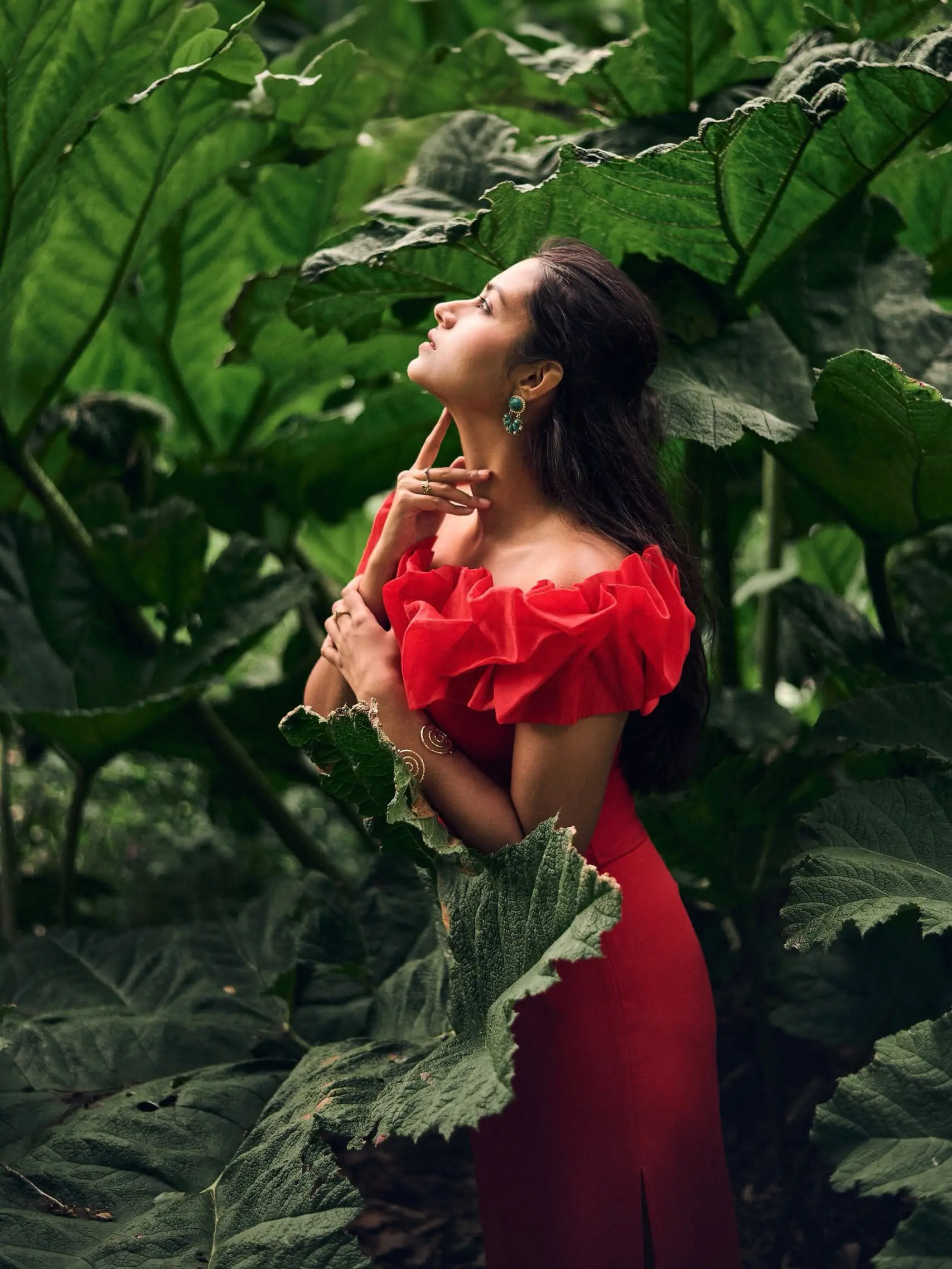 সবুজের ক্যানভাসে লাল রূপে মোহ ছড়ালেন ফারিণ