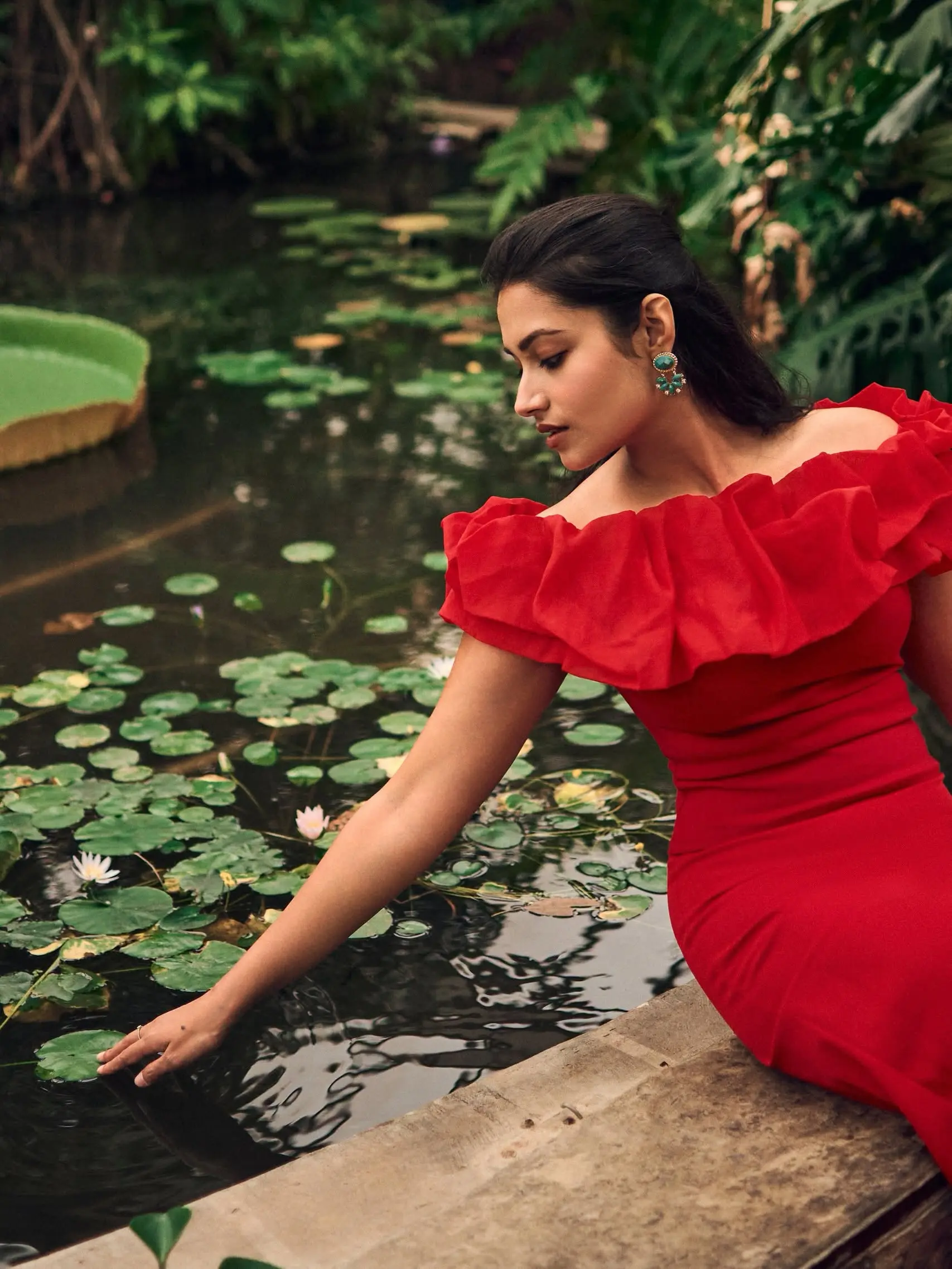 সবুজের ক্যানভাসে লাল রূপে মোহ ছড়ালেন ফারিণ