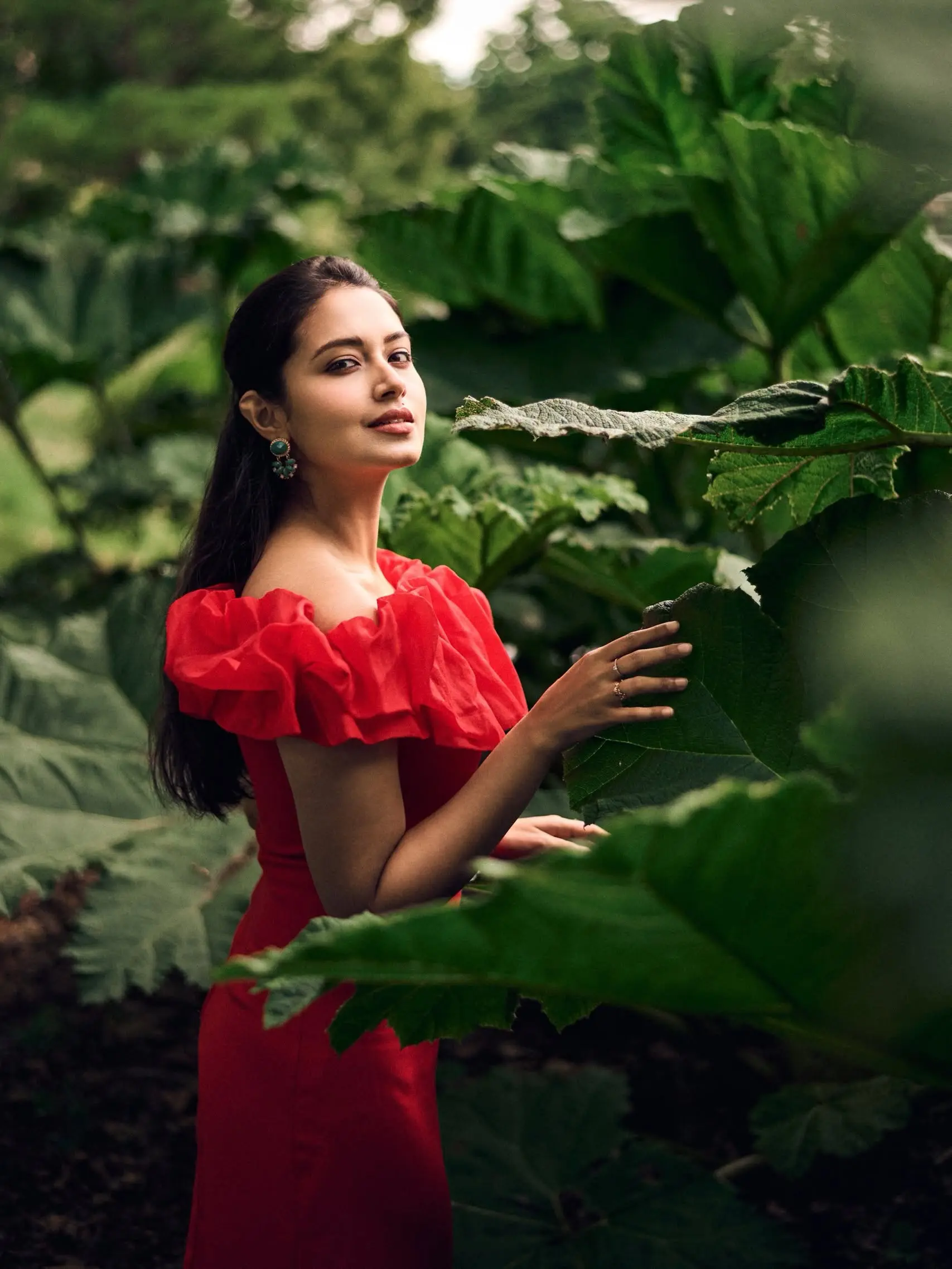 সবুজের ক্যানভাসে লাল রূপে মোহ ছড়ালেন ফারিণ