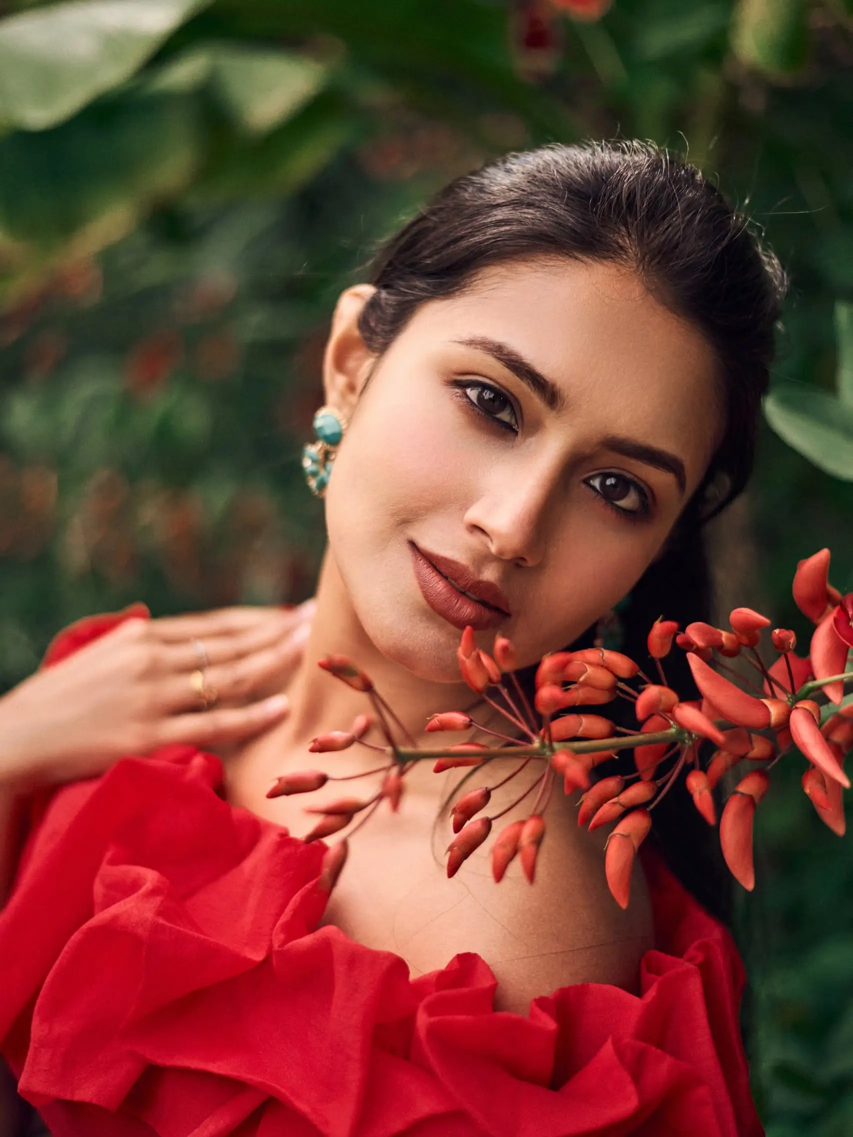 সবুজের ক্যানভাসে লাল রূপে মোহ ছড়ালেন ফারিণ