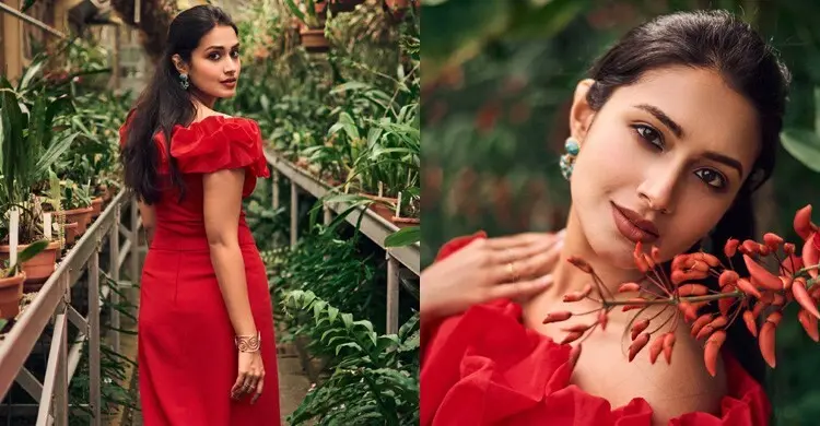 সবুজের ক্যানভাসে লাল রূপে মোহ ছড়ালেন ফারিণ