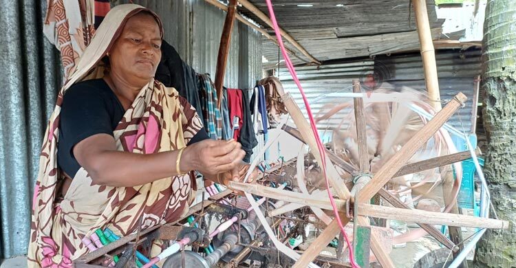 পাবনায় ক্রমাগত লোকসানে বিলীন হচ্ছে তাঁত