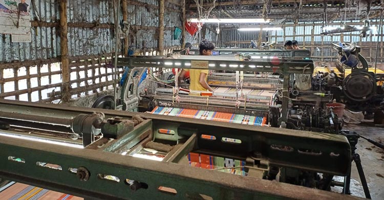 পাবনায় ক্রমাগত লোকসানে বিলীন হচ্ছে তাঁত
