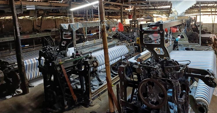 পাবনায় ক্রমাগত লোকসানে বিলীন হচ্ছে তাঁত